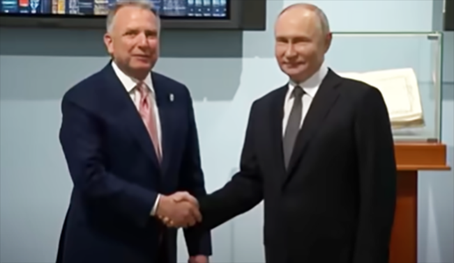 Presiden Vladimir Putin bertemu Utusan Khusus AS Steve Witkoff, Rabu (6/8/2025) membahas kesepakatan damai dengan Ukraina/Foto: tangkap layar YouTube Al Jazeera